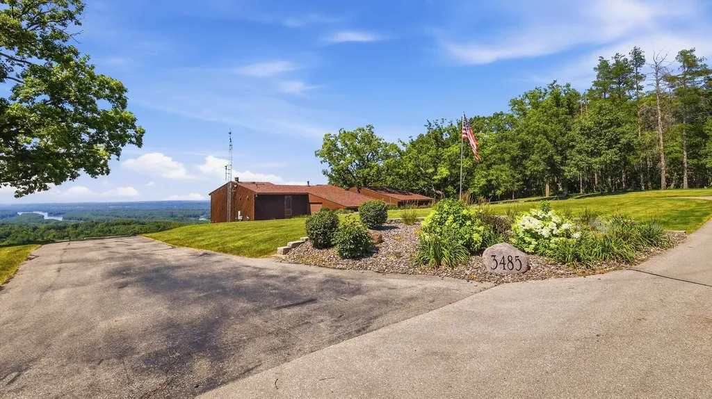 3485 Echo Hills Drive Dubuque IA 52003