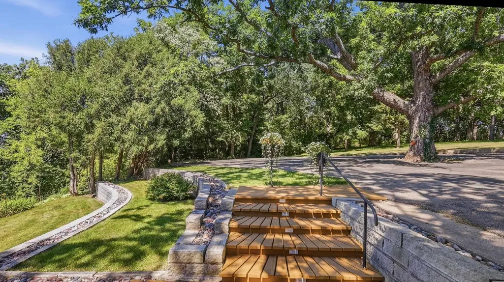 3485 Echo Hills Drive Dubuque IA 52003