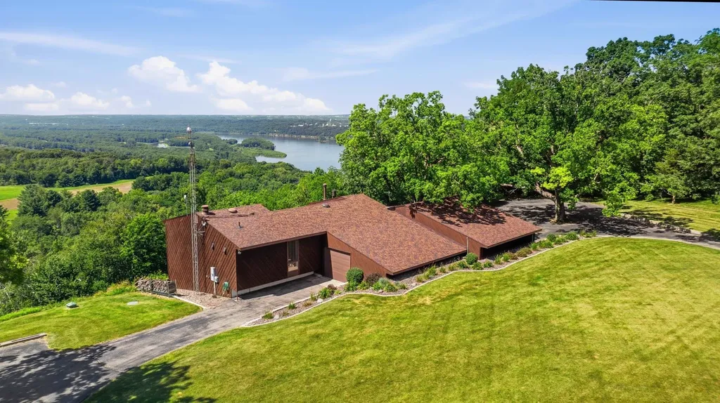 3485 Echo Hills Drive Dubuque IA 52003