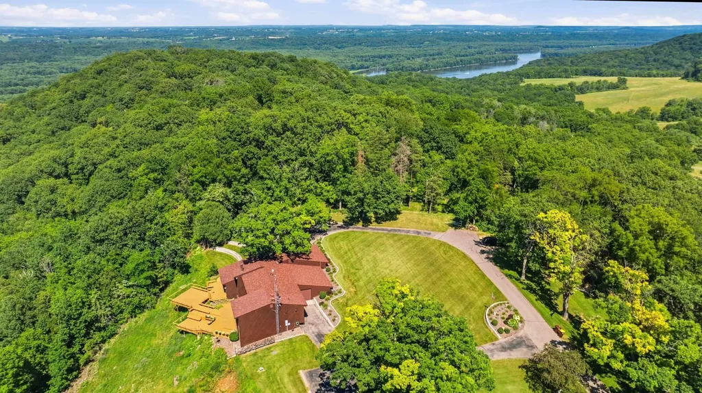 3485 Echo Hills Drive Dubuque IA 52003