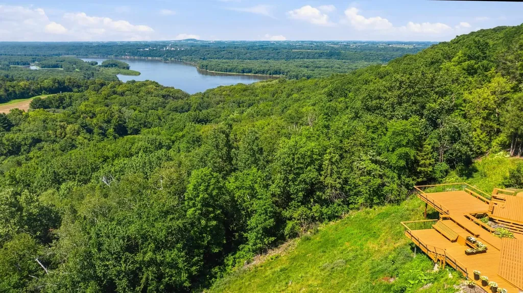 3485 Echo Hills Drive Dubuque IA 52003