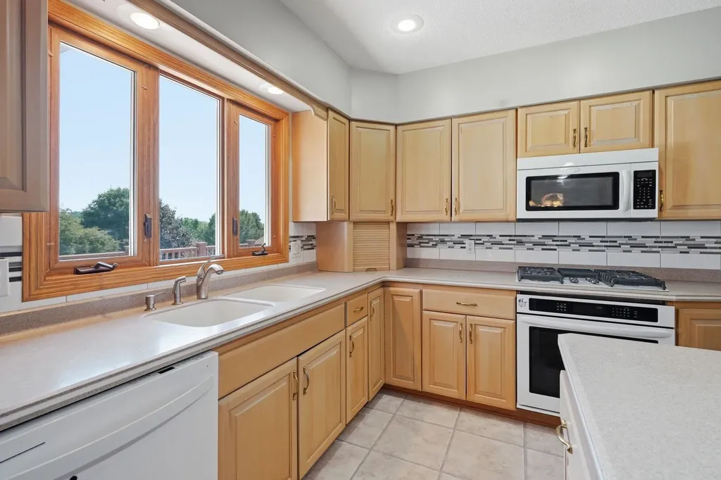 798 Carriage Hill Dubuque IA 52003