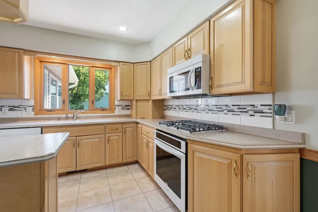 798 Carriage Hill Dubuque IA 52003