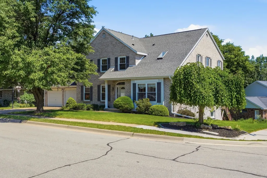 798 Carriage Hill Dubuque IA 52003