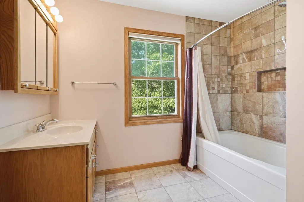 798 Carriage Hill Dubuque IA 52003