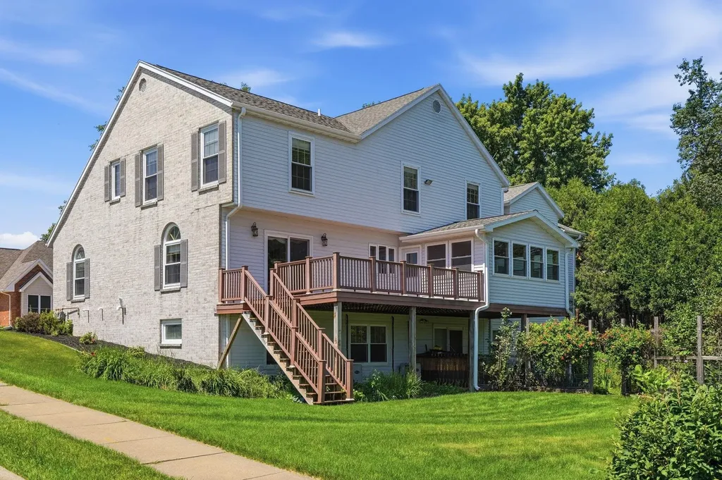 798 Carriage Hill Dubuque IA 52003