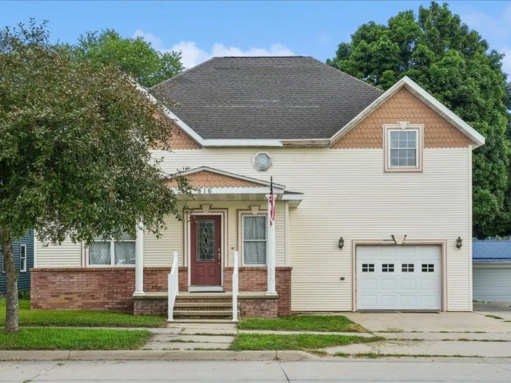 816 SE 2nd Dyersville IA 52040