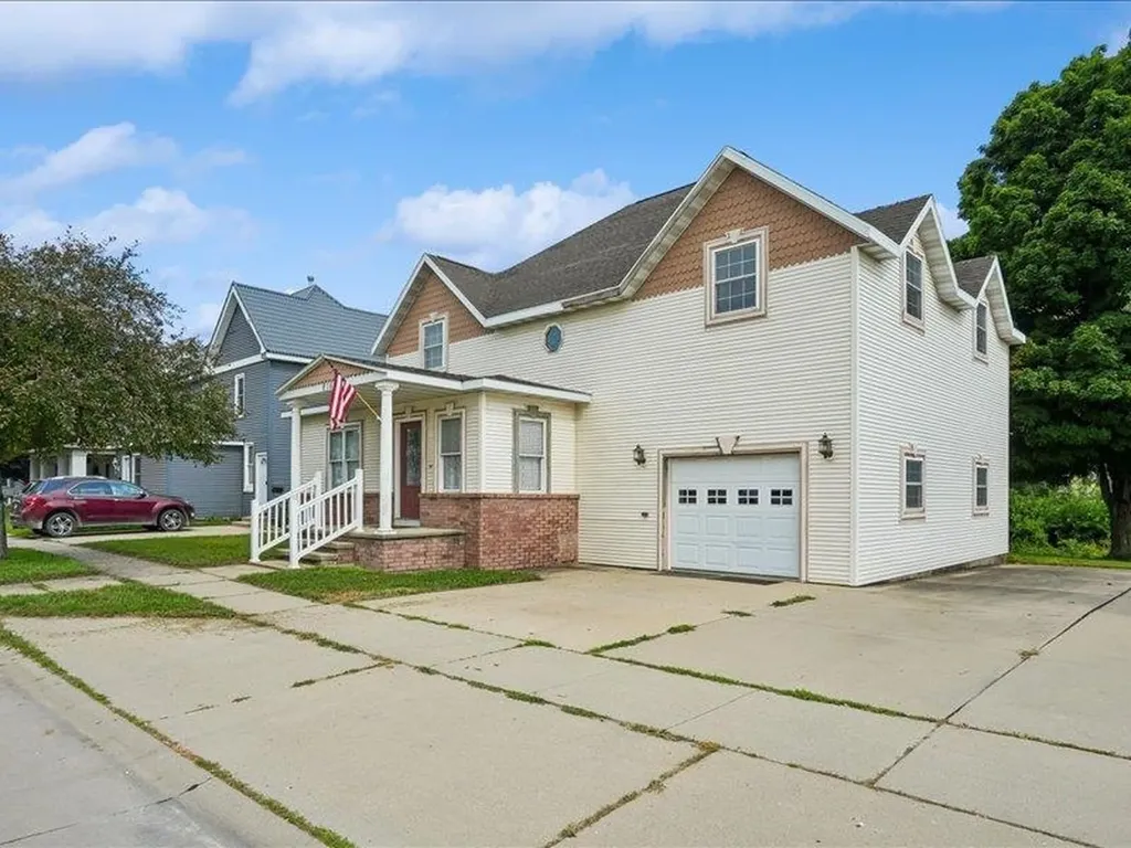 816 SE 2nd Dyersville IA 52040