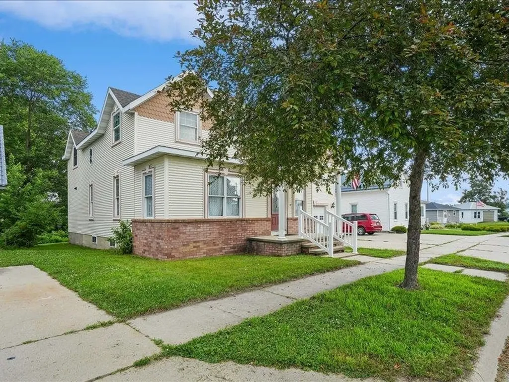 816 SE 2nd Dyersville IA 52040