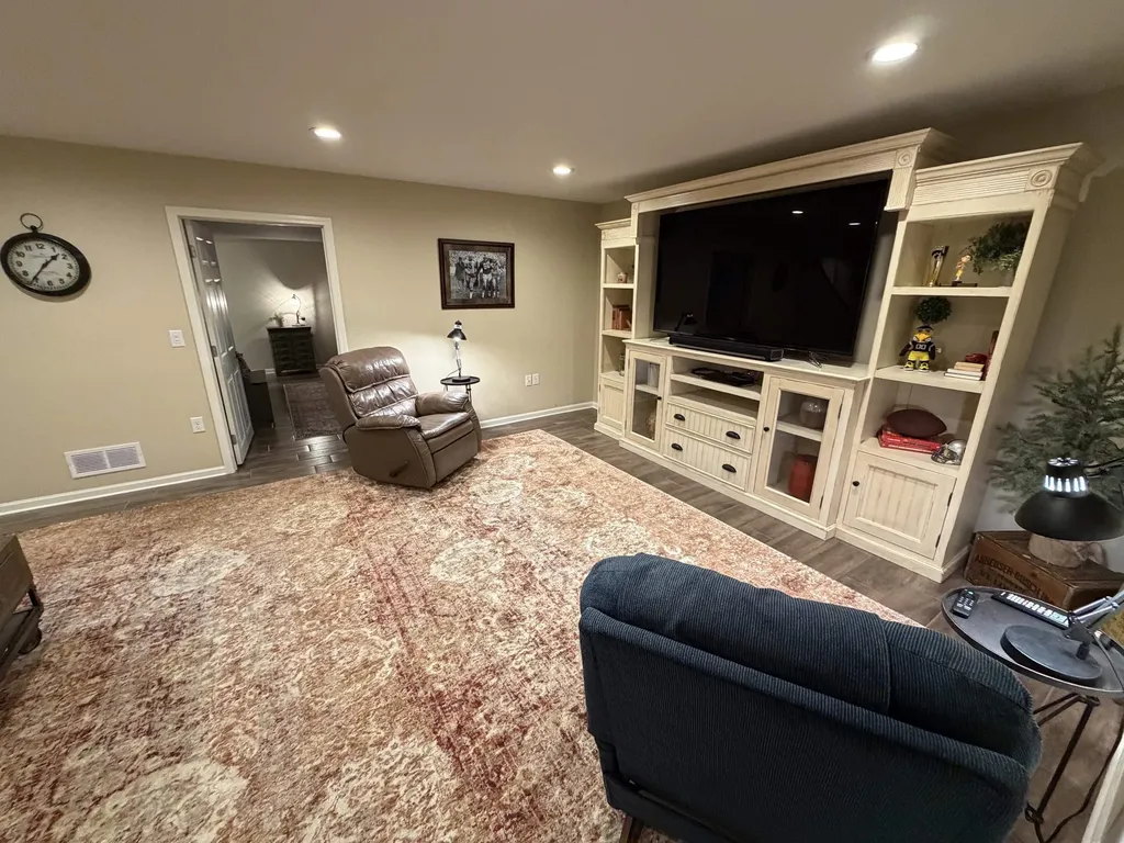 2414 Spruce Wood Dubuque IA 52002