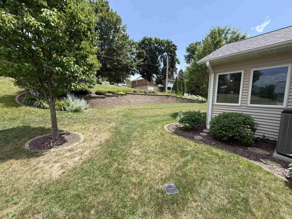 2414 Spruce Wood Dubuque IA 52002