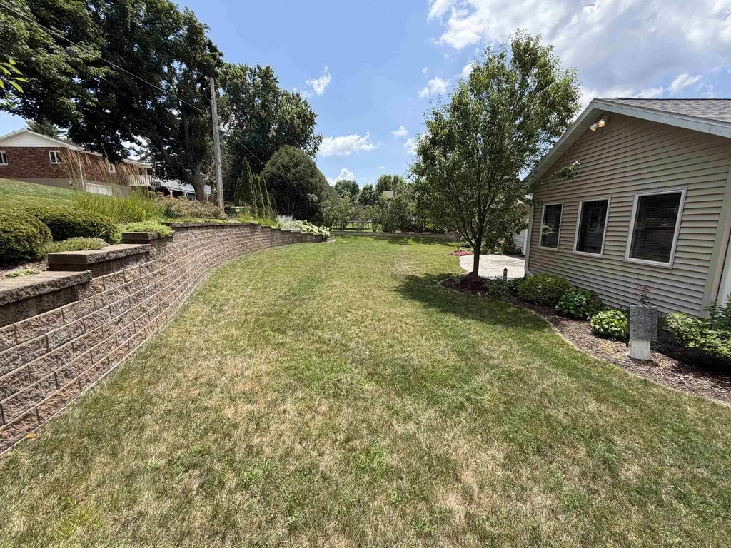 2414 Spruce Wood Dubuque IA 52002