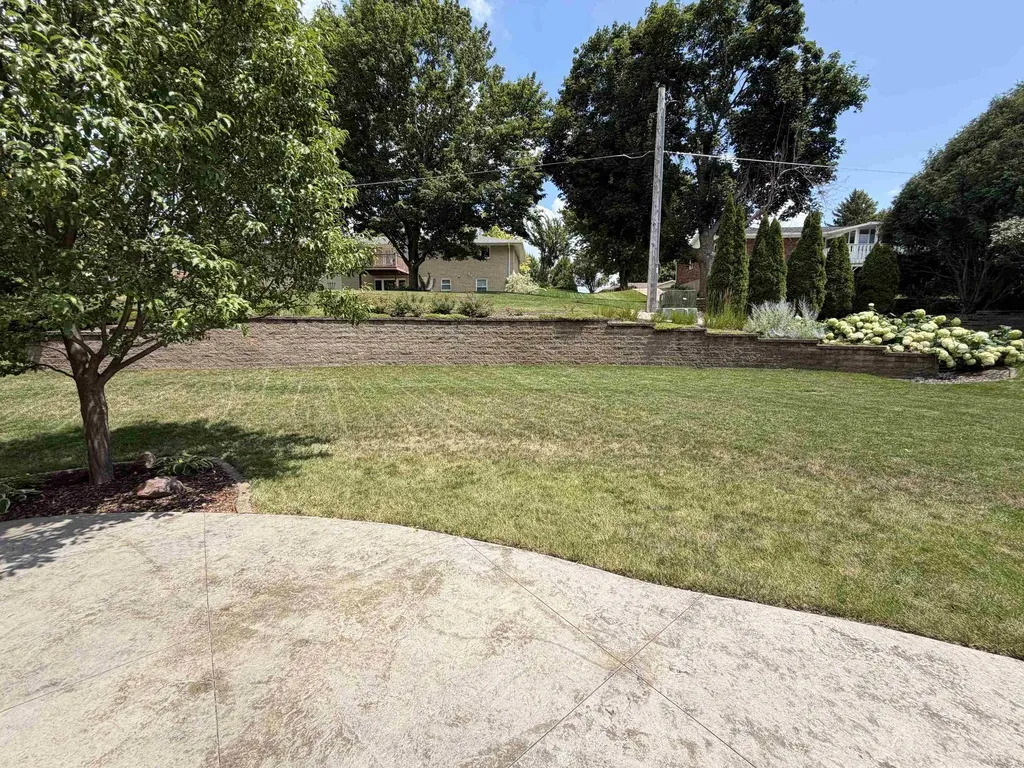 2414 Spruce Wood Dubuque IA 52002