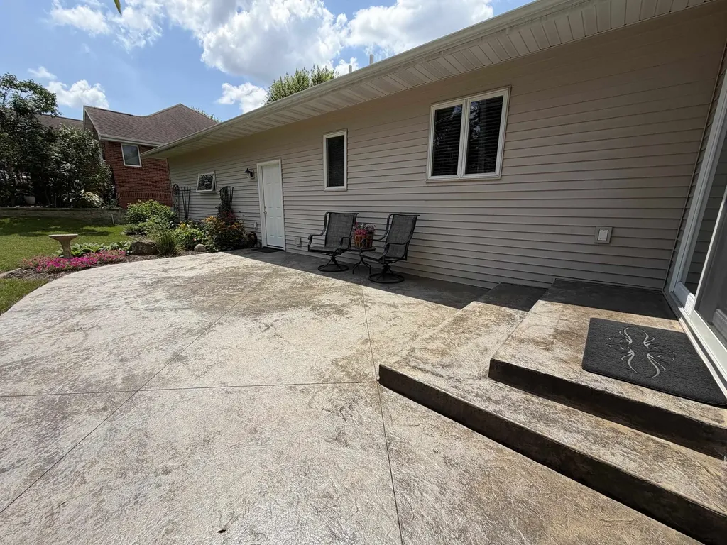 2414 Spruce Wood Dubuque IA 52002