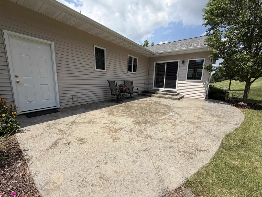 2414 Spruce Wood Dubuque IA 52002