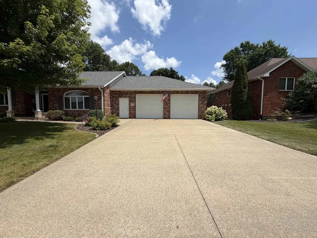 2414 Spruce Wood Dubuque IA 52002