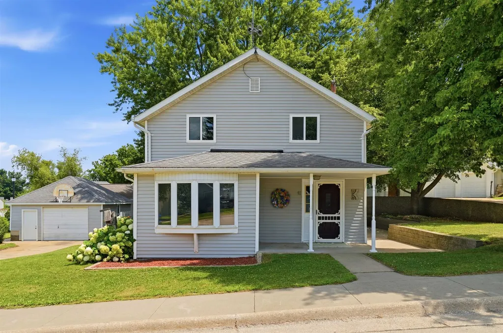 106 NE Tyler Cascade IA 52033
