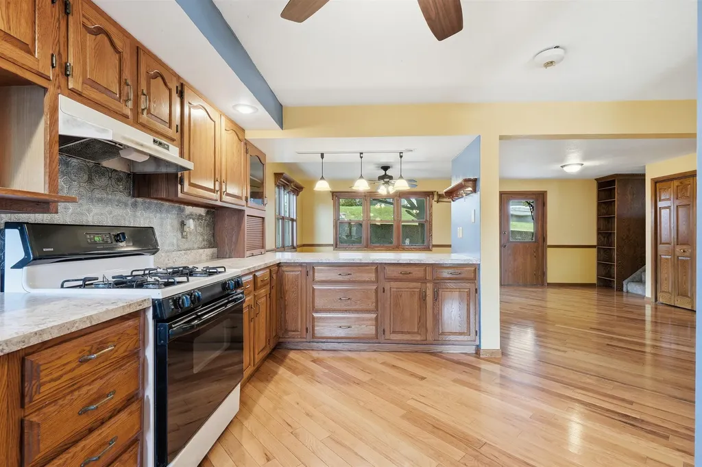 106 NE Tyler Cascade IA 52033