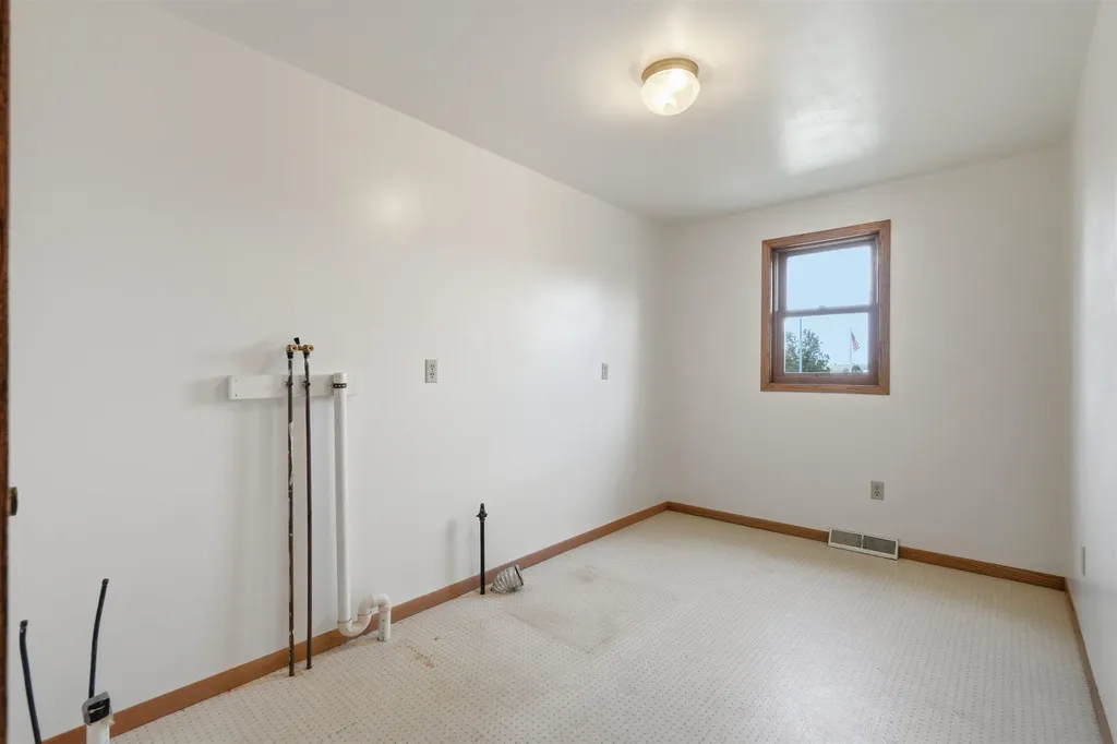 106 NE Tyler Cascade IA 52033