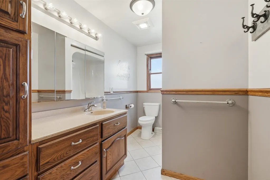 106 NE Tyler Cascade IA 52033