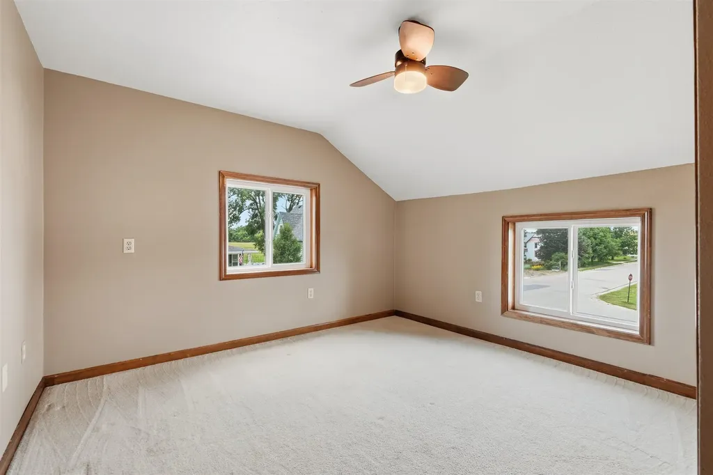 106 NE Tyler Cascade IA 52033