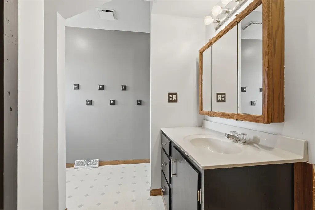 106 NE Tyler Cascade IA 52033