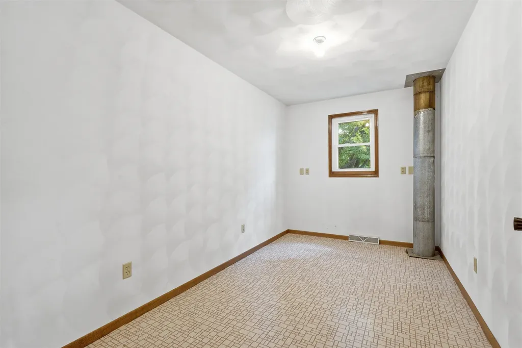 106 NE Tyler Cascade IA 52033