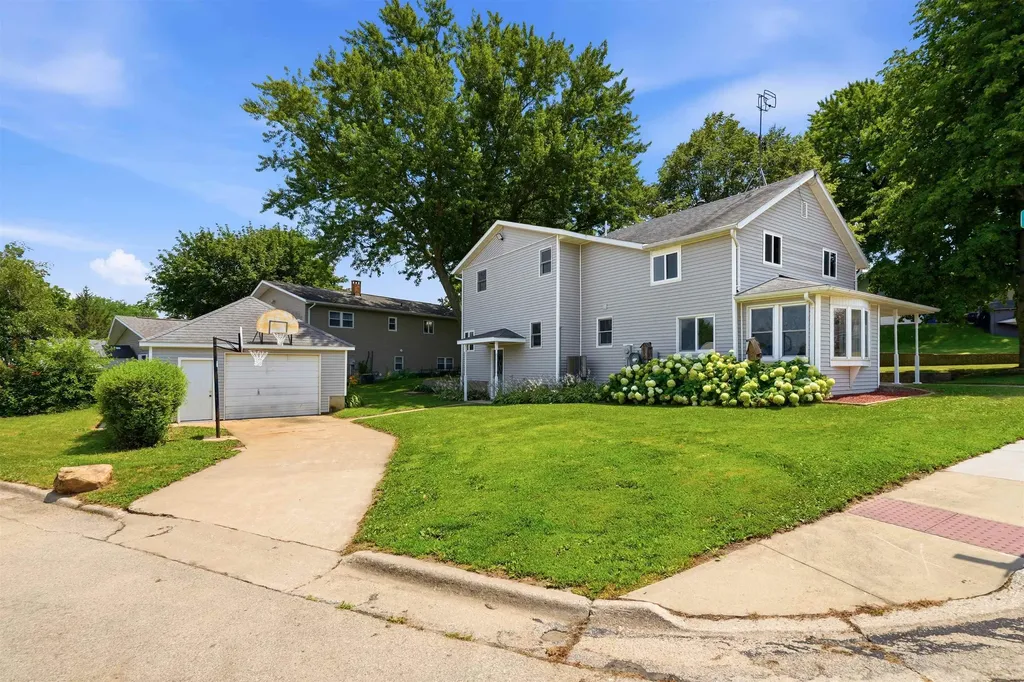 106 NE Tyler Cascade IA 52033