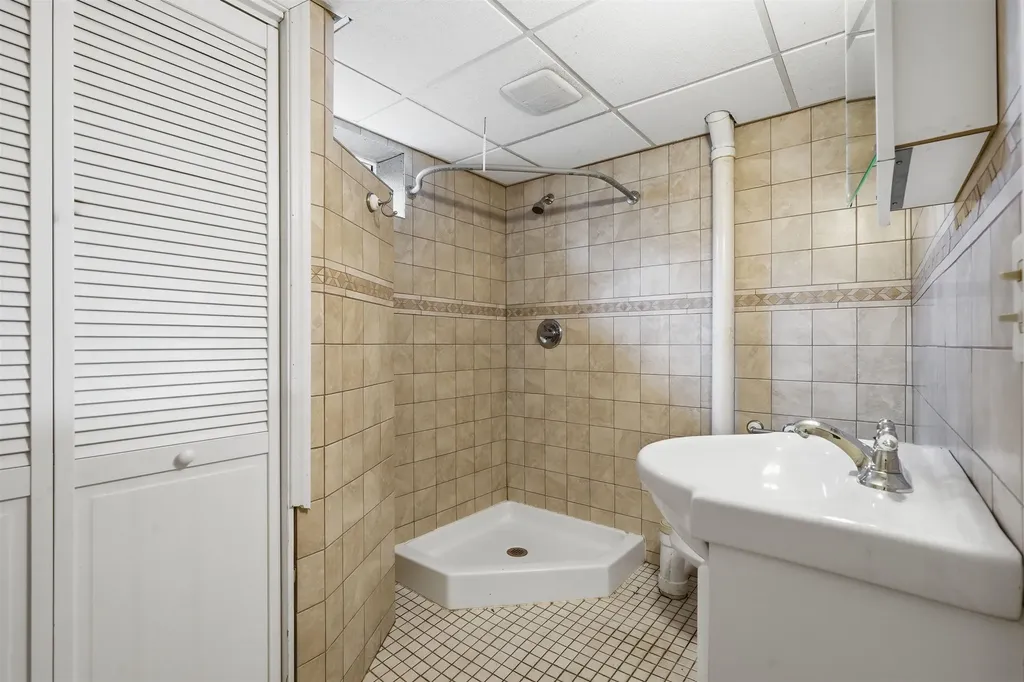 106 NE Tyler Cascade IA 52033