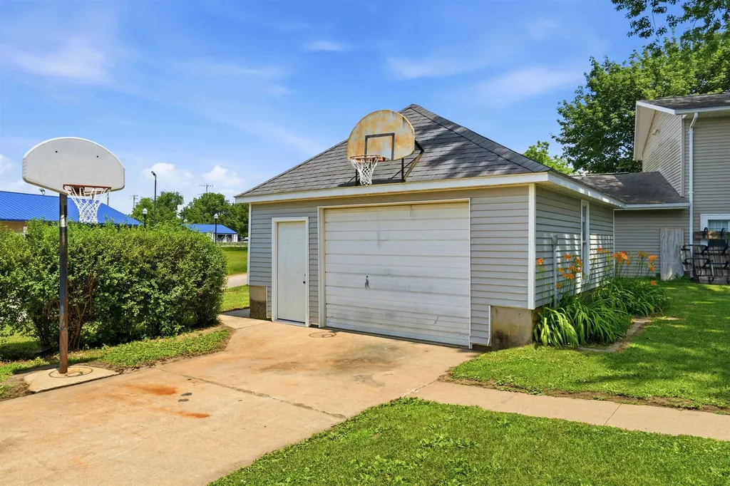 106 NE Tyler Cascade IA 52033