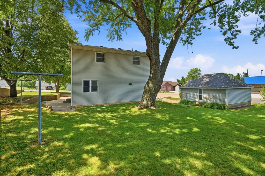 106 NE Tyler Cascade IA 52033