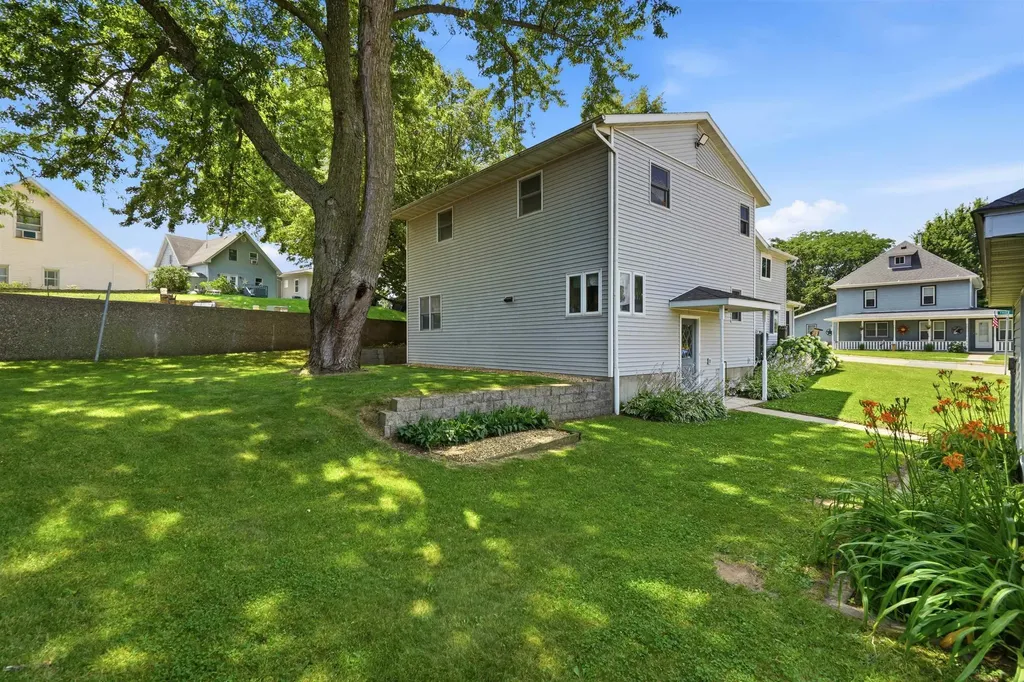 106 NE Tyler Cascade IA 52033