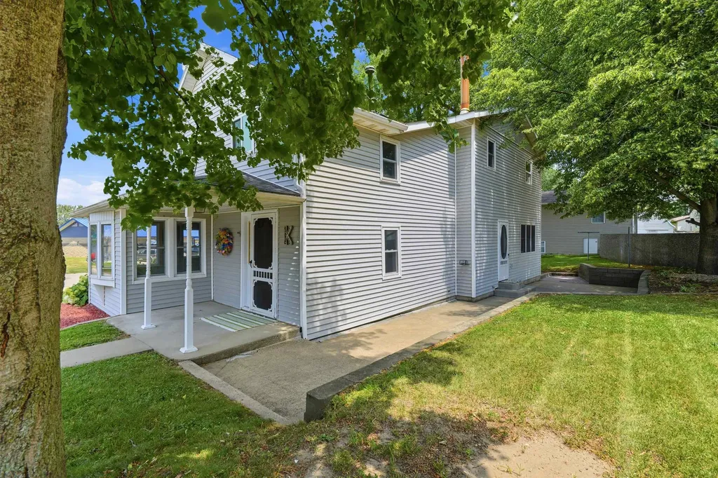 106 NE Tyler Cascade IA 52033