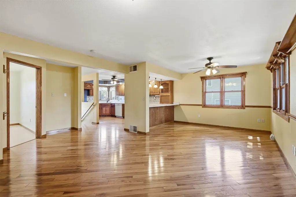 106 NE Tyler Cascade IA 52033