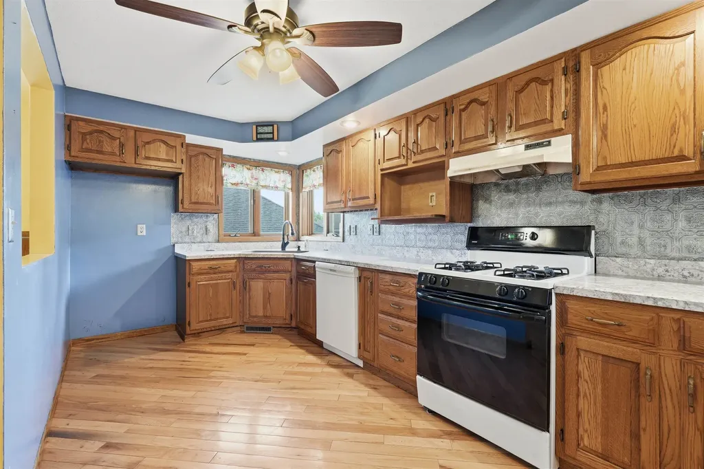 106 NE Tyler Cascade IA 52033
