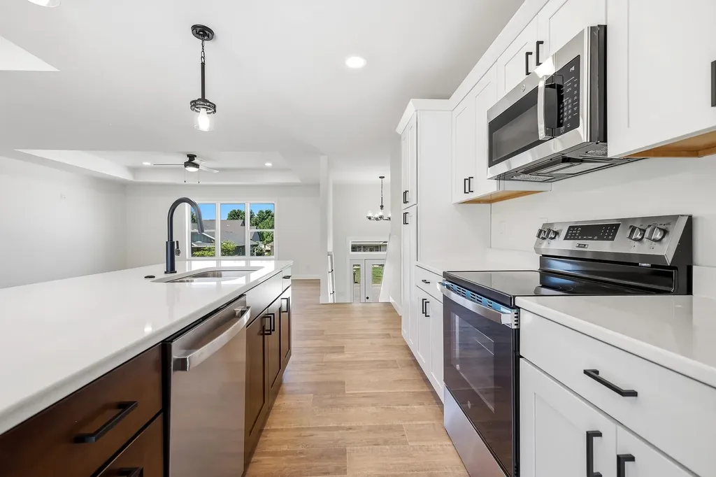 6100 Lynbrook Dubuque IA 52002