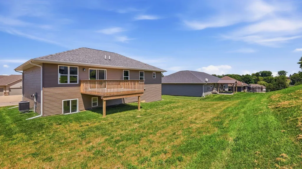 6100 Lynbrook Dubuque IA 52002