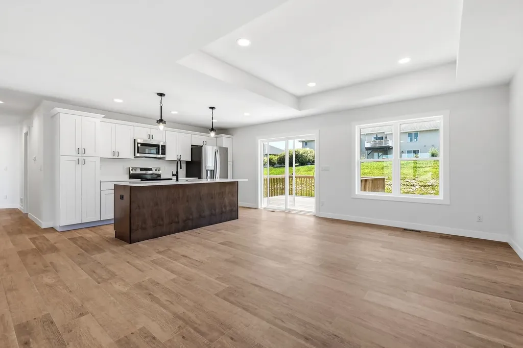 6100 Lynbrook Dubuque IA 52002