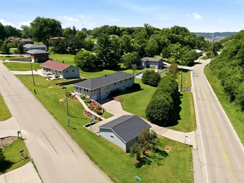17427 Peru Dubuque IA 52001