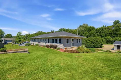 17427 Peru Dubuque IA 52001