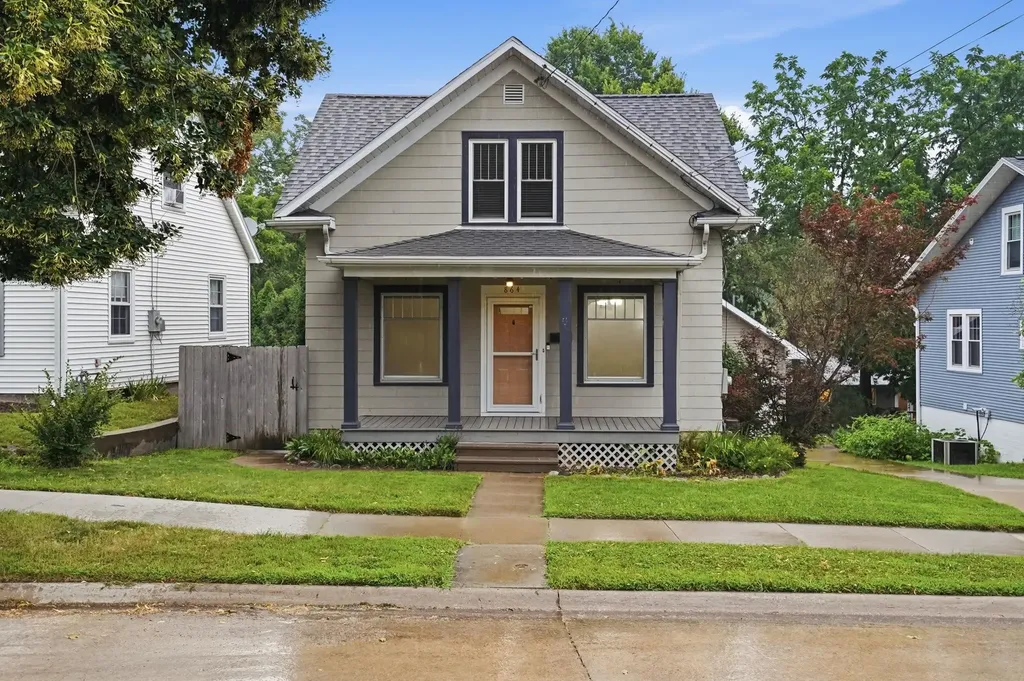 864 S Grandview Dubuque IA 52003