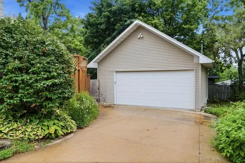 864 S Grandview Dubuque IA 52003