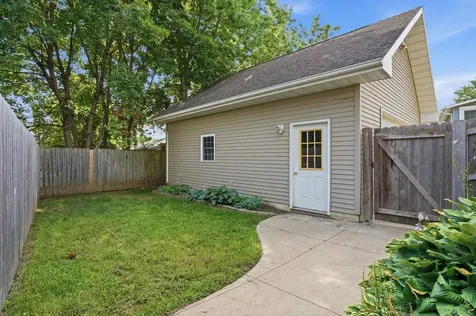 864 S Grandview Dubuque IA 52003