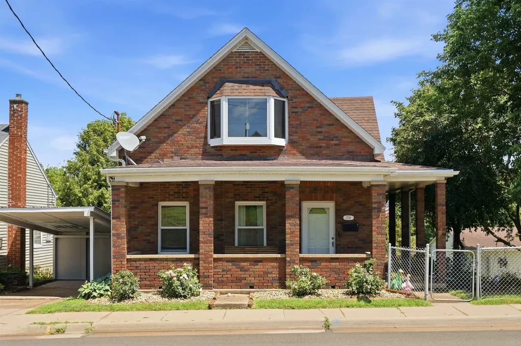 1738 N Grandview Dubuque IA 52001