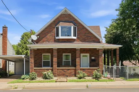 1738 N Grandview Dubuque IA 52001