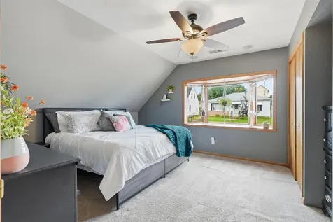 1738 N Grandview Dubuque IA 52001