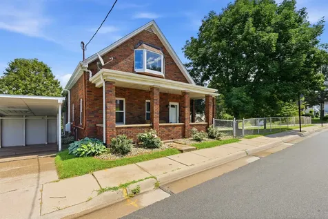 1738 N Grandview Dubuque IA 52001