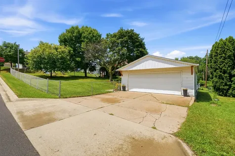 1738 N Grandview Dubuque IA 52001