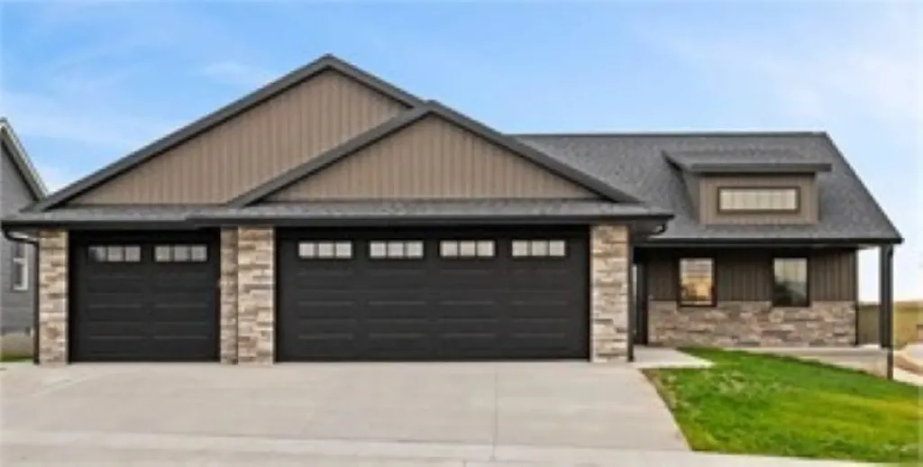 932 Red Oak Manchester IA 52057