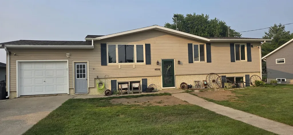 105 W Greene Castalia IA 52133